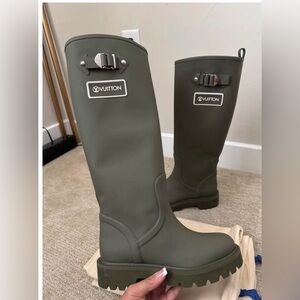 Louis Vuitton Black Rubber Calfskin Territory
Flat High Boots